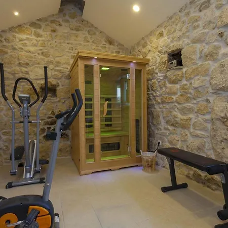 House Pirak A Holiday House In Makarska, Jacuzzi 빌라 마카르스카