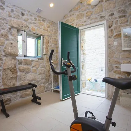 House Pirak A Holiday House In Makarska, Jacuzzi Vila *
